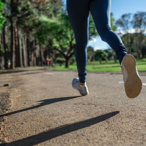 Jalan Cepat atau Lari, Mana Lebih Efektif Bakar Kalori?