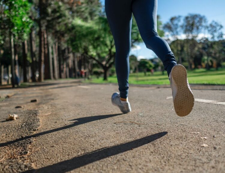 Jalan Cepat atau Lari, Mana Lebih Efektif Bakar Kalori?